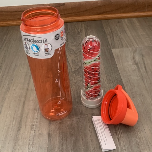 Trudeau Leak Proof 24 0z Water Bottle. - Picture 5 of 5